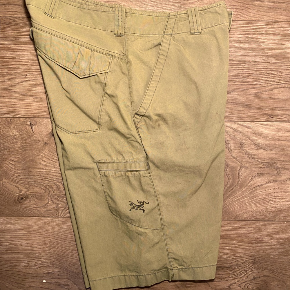 Arcteryx olive green cargo hiking shorts